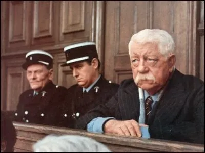 En 1952, une famille de touristes anglais est assassine sur une route de Haute Provence. L'enqute mettra  jour la rivalit entre le pre et ses propres fils qui l'accusent.