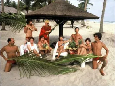 Dans un village du Club Med, en Cte d'Ivoire, des vacanciers arrivent, bien dcids  oublier tous leurs soucis. Au programme, coups de soleil, chteaux de sable, pelles et rteaux.