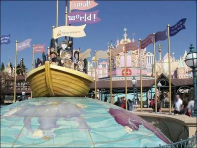 Combien y a-t-il d'animatronics dans l'attraction  It's small world  ?