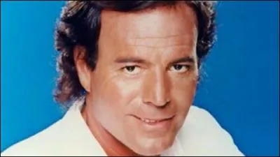 Prnom chant en espagnol par le beau Julio Iglesias.