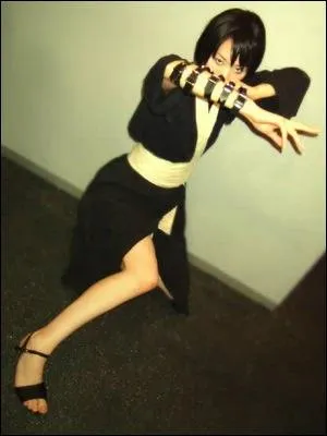 C'est une jonin spcialiser dans les ninjutsus de soin et est l'lve de Tsunade...