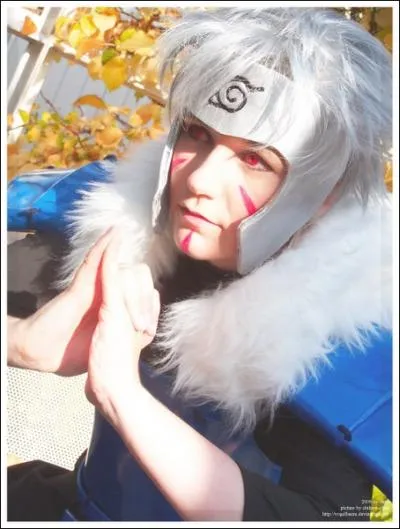 Petit frre du 1er Hokage, il devint le 2eme, il tait matre en Suiton...