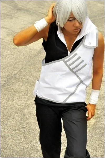 Jonin trs puissant du village de Kumo, il est aussi le garde du corps du Raikage et le Gnral de la 1ere Division pendant la 4e Grande Guerre Shinobi...