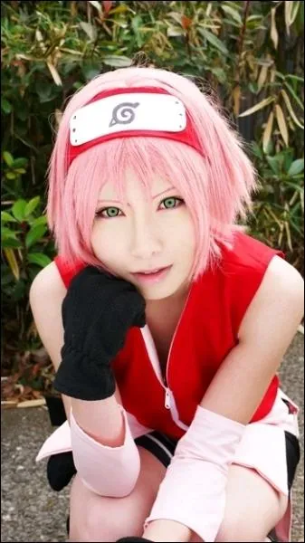 Coquipire de Naruto et de Sai, elle est ninja mdecin et  une force herculenne tout comme son professeur...