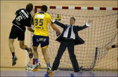 Ou bien partir au J. O de Londres et rejoindre l'quipe emmen par Nicolas Karabatic en tant que gardien de...