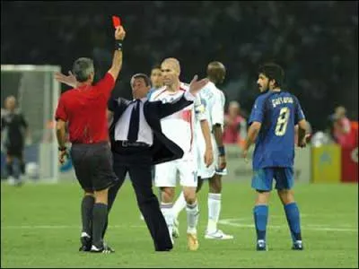 Le sport ne lui a pas trop russi. Avec son fort caractre, il s'est pris un carton rouge, ce qui signifie qu'il est ...