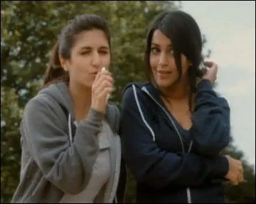 Quelle chanteuse est imite par Ely au dbut de  Tout ce qui Brille  ?