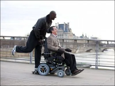 D'o vient la femme avec qui Philippe entretient une romance par lettres dans  Intouchables  ?