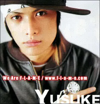 Combien de boucles d'oreilles Yusuke a-t-il ?