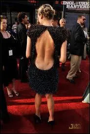 C'est presque la copie en mini de la robe de Mireille Darc dans Le grand blond... Qui a port ce modle de grand couturier ?