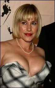 Ce n'est pas que l'actrice de Medium ne soit pas charmante ou la robe pas jolie, c'est que l'association des deux est un peu... too much ! Qui est-ce ?