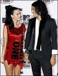 Ici avec son mari (bientt ex-mari) Russell Brand, qui porte ce qui aurait mieux convenu, disons, ...  la famille Pierrafeu ?