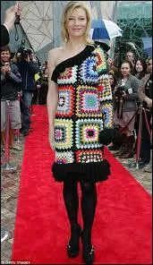 Cette robe est quasi-inimaginable ! Quelle grande star a choisi le plaid en crochet de mm pour son tapis rouge ?