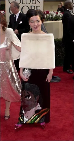 On dirait qu'elle porte en haut une sorte de biscotte gante ou un cran de tl dfunt ! Qui est la star dans ce modle brod d'un Michael Jackson ?