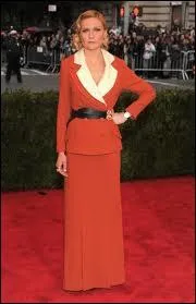 Trs trangement vtue d'un ensemble trs trs trs  dadame  et old fashion, une jeune star qui fait pourtant habituellement des choix plus audacieux. Qui est-ce ?