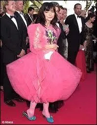 Qui est ici l'espigle chanteuse, le feu et la glace  la fois comme l'Islande dont elle est originaire, dans une robe dont la jupe fait penser  un lampion pli ?