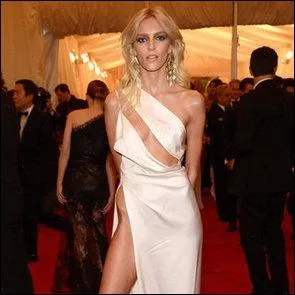 De mmoire de fashionista, on n'avait encore jamais vu une fente de robe ouverte comme cela ! (cliquez, cela vaut le coup d'oeil) porte par ?