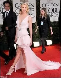 Dans une robe du soir pourtant signe de la maison Dior, dont on n'est pas totalement sr qu'elle soit rellement lgante avec ce  paquet court sur le ct , c'est ?