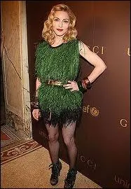 N'est-elle pas un peu ridicule cette trange robe verte comme un gazon trop long et mollasson que porte ici... ?