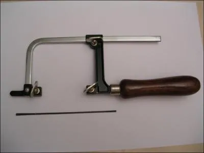 Cette scie a un nom particulier qui rappelle un peu le monde de la musique c'est...