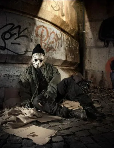 Dans  Vendredi 13 , Jason Voories porte sur la figure ...