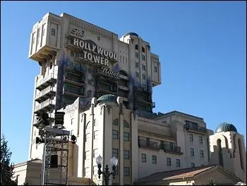 Quel style d'attraction se trouve  l'intrieur du Hollywood Tower Htel ?