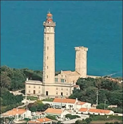 Situ  la pointe nord-ouest de l'le, quel phare protge une zone o les naufrages taient autrefois trs nombreux ?
