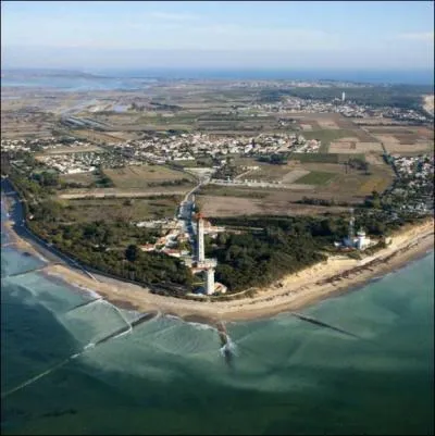 Avec ses 85 km2 de superficie, à quel rang se situe l'île de Ré dans les îles de France métropolitaine ?