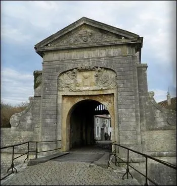 Qu'elle est cette citadelle, construite sur l'le par Vauban au XVII me et qui servira par la suite de pnitencier, accueillant les prisonniers en partance pour les bagnes ?