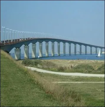 Entretenant la controverse pendant 30 ans, l'le est enfin relie au continent par un pont de prs de 3 km de long le ... .