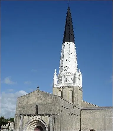 Dans quelle commune de l'le est situe cette glise, dont le clocher du XV me sicle blanc et noir servait de guide aux navigateurs ?