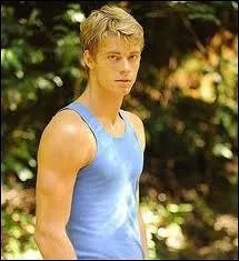 Comment s'appelle le garon qui arrive dans le premier pisode ?