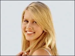 Comment s'appelle la fille qui est partie avec ses parents pour faire le tour du monde ?