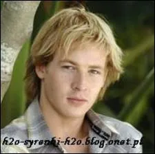 Qui part pour rester aux Etat-Unis mais revient au dernier pisode ?