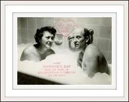 Voici encore le couple Child, dans sa baignoire et dans la mousse, durant sa priode  l'tranger. Quelle tait la raison d'une telle photo ?