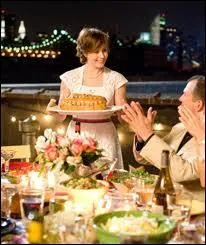 Julie sert  ses amis, sur la terrasse, le dernier plat du livre de recettes. Quelle bonne nouvelle a-t-elle reue ?