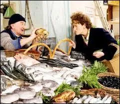 A Paris, Julia Childs va lier connaissance avec Simone Beck, dite Simca, avec laquelle elle donne des cours de cuisine et... ?