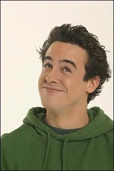 Le mec ultra cool et beau gosse  la fois. Toutes les filles sont folles de lui, , voici. .