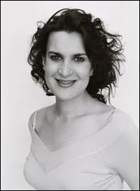 Vieille fille hyper-motive de l'entreprise, elle est l'quivalent fminin de Sylvain, avec qui son idylle reste toujours non consomme, voici...