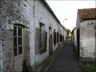 Dus par leur directeur, car il n'a pas dit la vrit  sa femme, l'quipe de Philippe dcide de l'aider et de faire croire  Julie que Philippe vit un vrai calvaire, ils les emmnent dans le