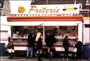 Philippe dprime toujours, car il est loin de chez lui, et les gens parlent un drle de langage qu'il ne comprend pas. Pour le midi, Annabelle, propose  son directeur d'aller manger ...