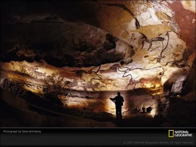 Légèrement à droite au-dessus de l'homme, nos ancêtres de Lascaux ont peint ...