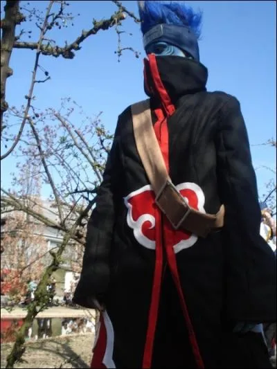 Puissant Nuke-nin de Kiri et membre de l'Akatsuki, il est surnomm le  Bijuu sans queue   cause de son effroyable quantit de chakra, il combat  l'aide de Samehada...