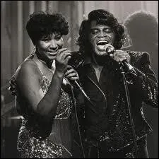 Quel est ce duo qui interprta 'Gimme your love' ?