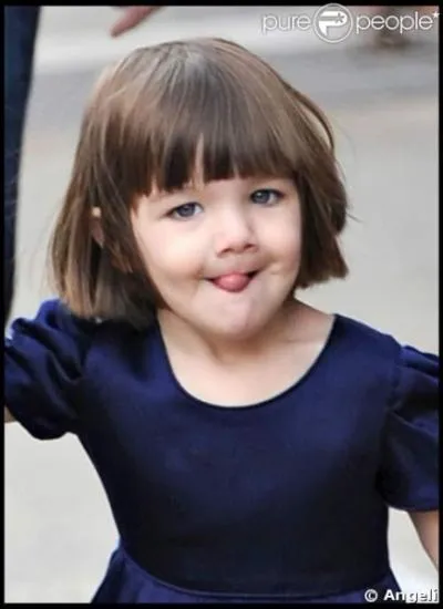 Cette petite fille a vu, un gros gteau, elle en salive d'avance, elle se lche les...