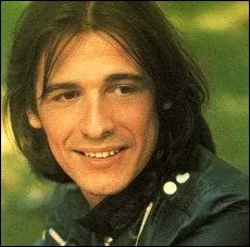 Pierre Grocolas, la chant, la chant et lui avec. Phrases de la chanson : Dans tes cheveux, j'ai pos toutes les fleurs que tu aimes, et quand tu danses, on dirait que le Printemps se promne.  