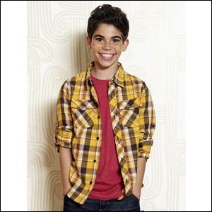 Qui est ce jeune homme au sourire clatant ?