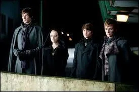 Aprs avoir test ses pouvoirs sur Bella,  qui Aro demande-t-il de tester les siens sur elle ?