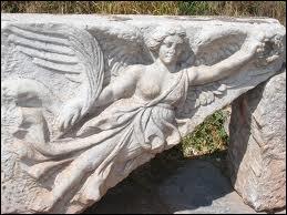 Dans la mythologie grecque, je suis une divinit personnifiant la Victoire, je suis :