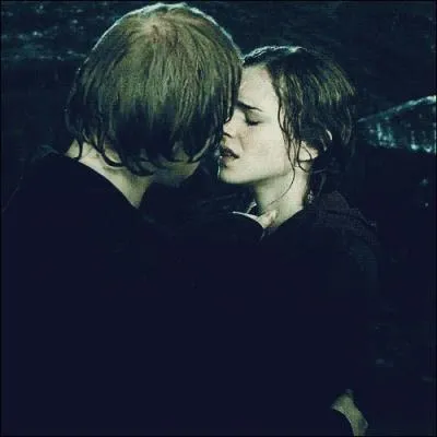 Dans quel endroit Ron et Hermione s'embrassent dans le dernier Harry Potter ?